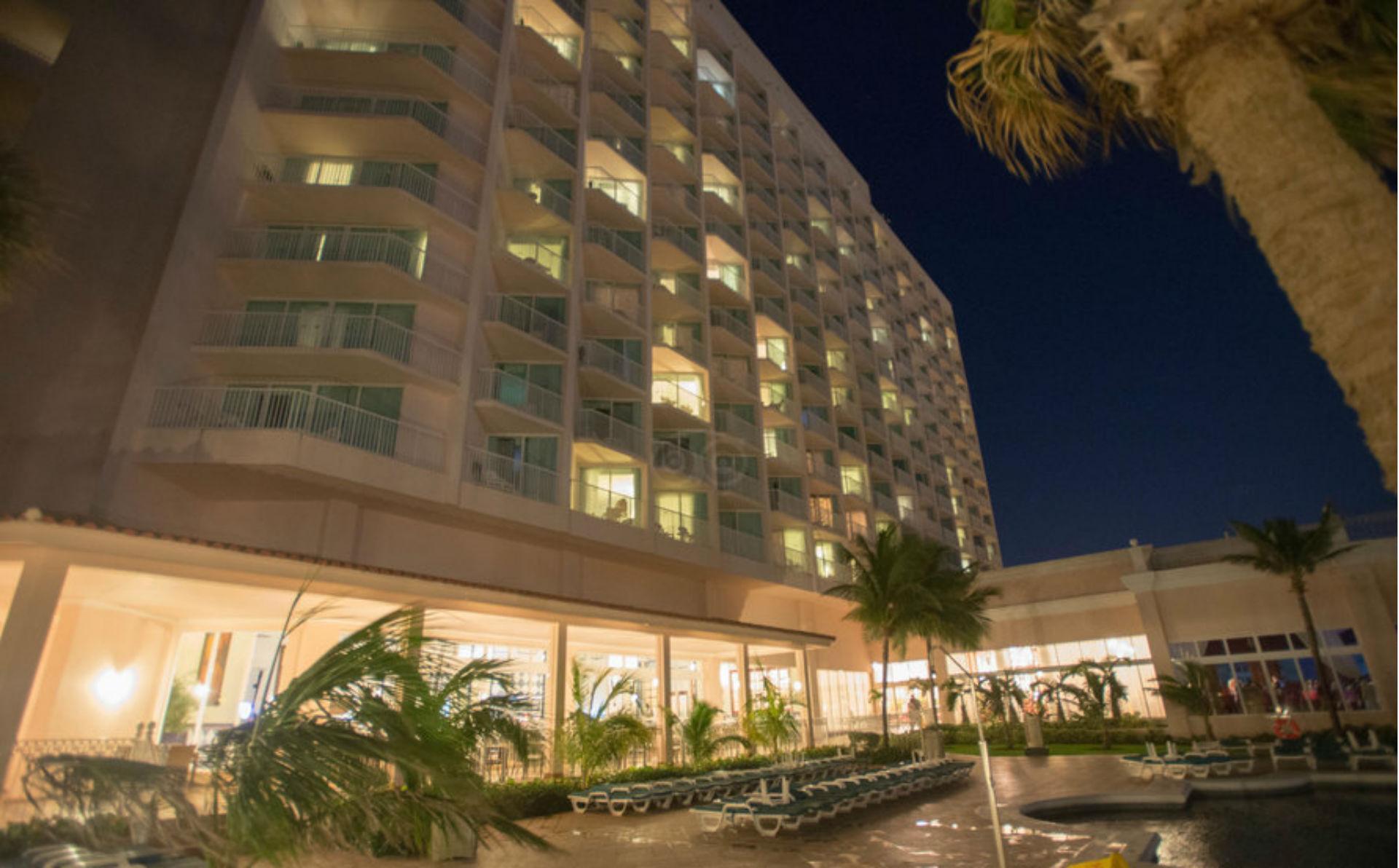 Riu Palace Paradise Island (Adults Only) Creek Village Exterior photo